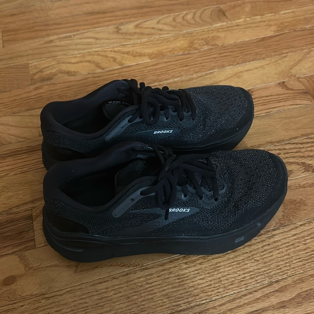 Brooks Ghost Max, all black